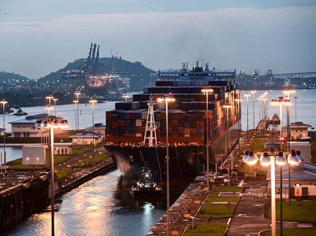 Buque de carga en su paso por el Canal de Panamá. FOTO: MARTIN BERNETTI/AFP via Getty Images