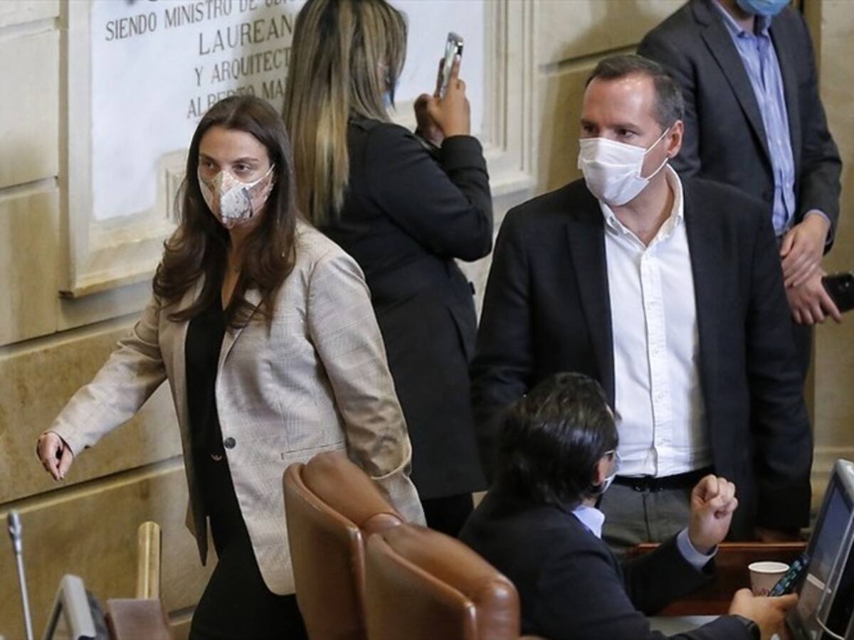 “Usted o es corrupta o es incompetente”: León Fredy Muñoz a Karen Abudinén