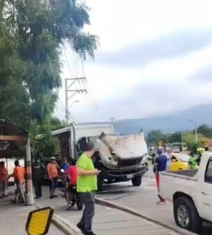 Incineran camión cargado con cerveza en Los Patios, Norte de Santander. / Foto: Cortesía.