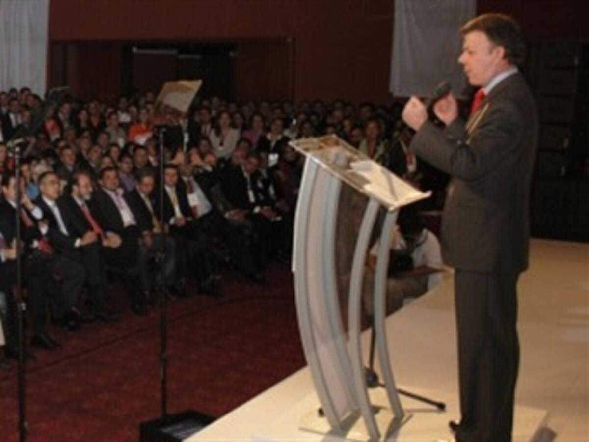 Santos considera propaganda negra denuncias sobre coacción para que voten por candidato de la U