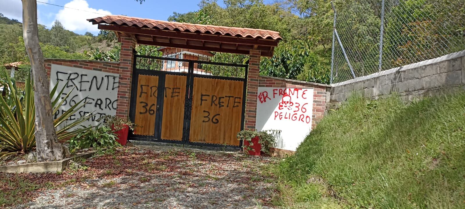 Finca pintada con grafitis de disidencias- foto cortesía