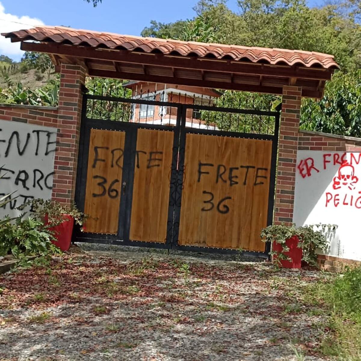 El frente 36 pintó con grafitis la finca del alcalde de Yarumal, Antioquia
