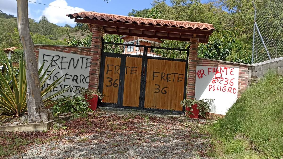 El frente 36 pintó con grafitis la finca del alcalde de Yarumal, Antioquia