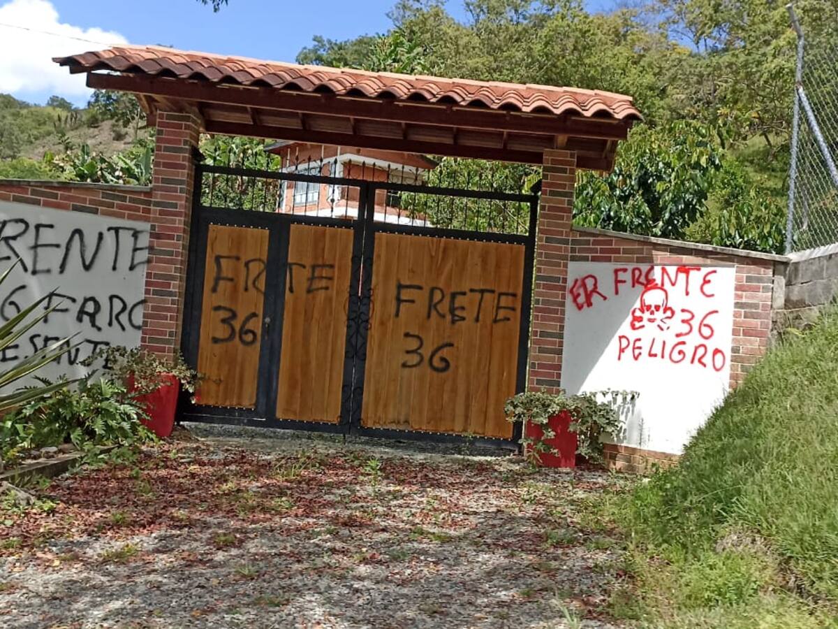 El frente 36 pintó con grafitis la finca del alcalde de Yarumal, Antioquia