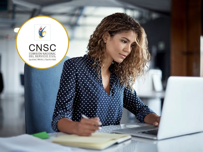 Mujer usando su computador para inscribirse a las vacantes de la Comisión Nacional del Servicio Civil. En el círculo, el logo del CNSC (Fotos vía GettyImages y redes sociales)