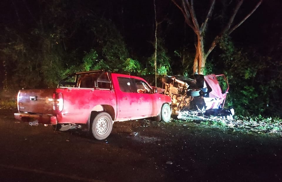 La hipótesis que maneja las autoridades sobre el accidente, es al parecer por invasión del carril contrario.