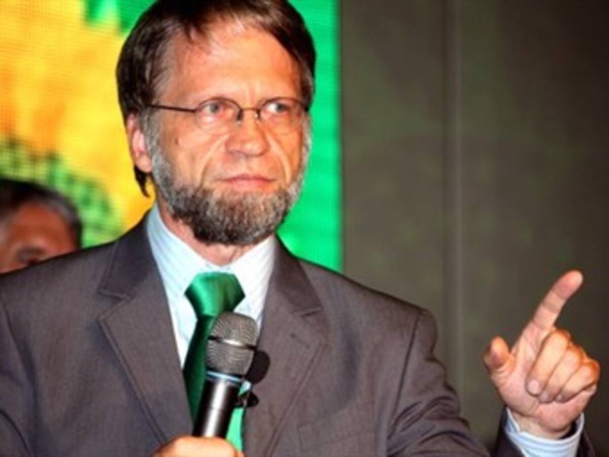 Sectores de Partido Verde reclaman regreso de Antanas Mockus
