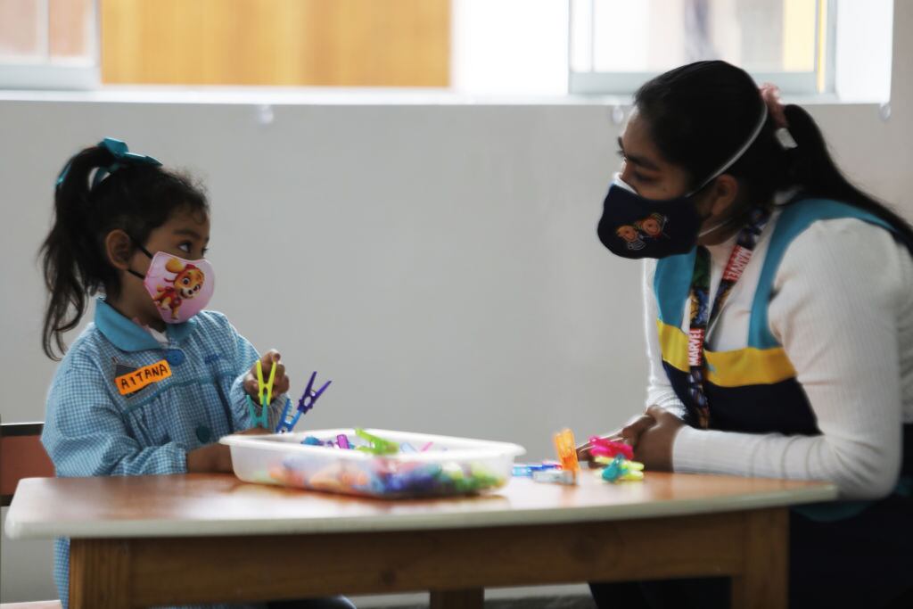 Regreso a las aulas de clase en Perú. Foto por Klebher Vasquez/Anadolu Agency vía Getty Images.