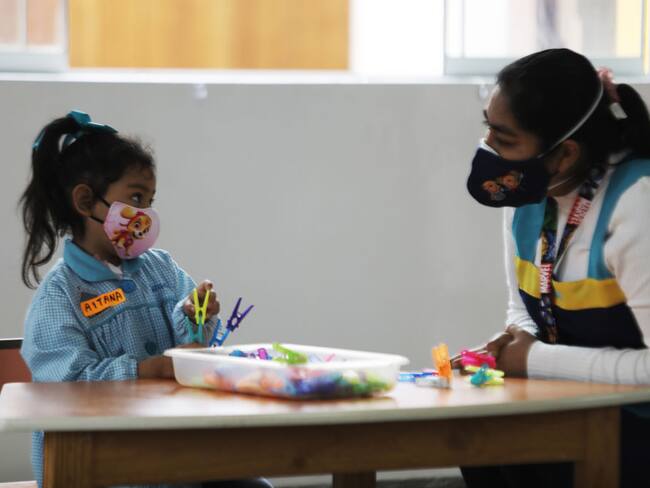 Regreso a las aulas de clase en Perú. Foto por Klebher Vasquez/Anadolu Agency vía Getty Images.