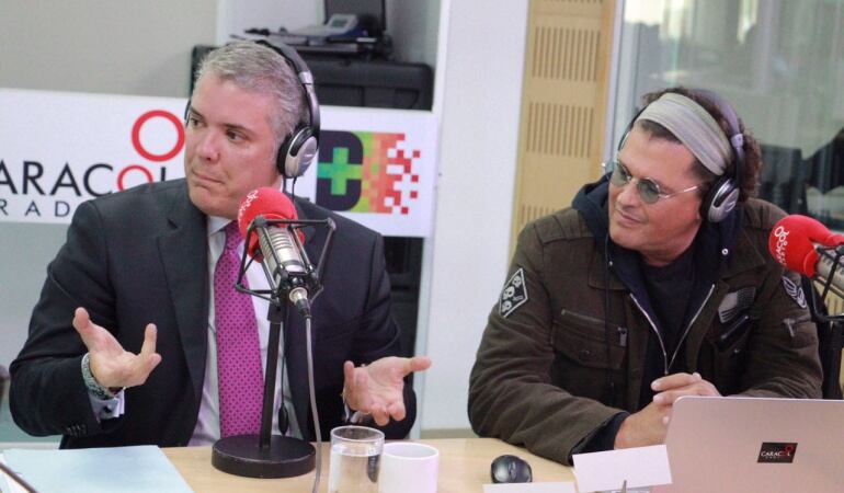 El presidente Iván Duque y Carlos Vives celebrando el cumpleaños número 70 de Caracol Radio