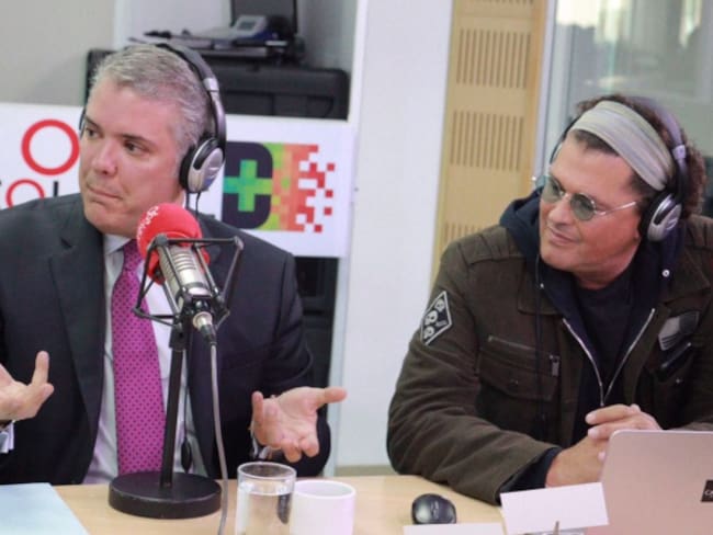 El presidente Iván Duque y Carlos Vives celebrando el cumpleaños número 70 de Caracol Radio