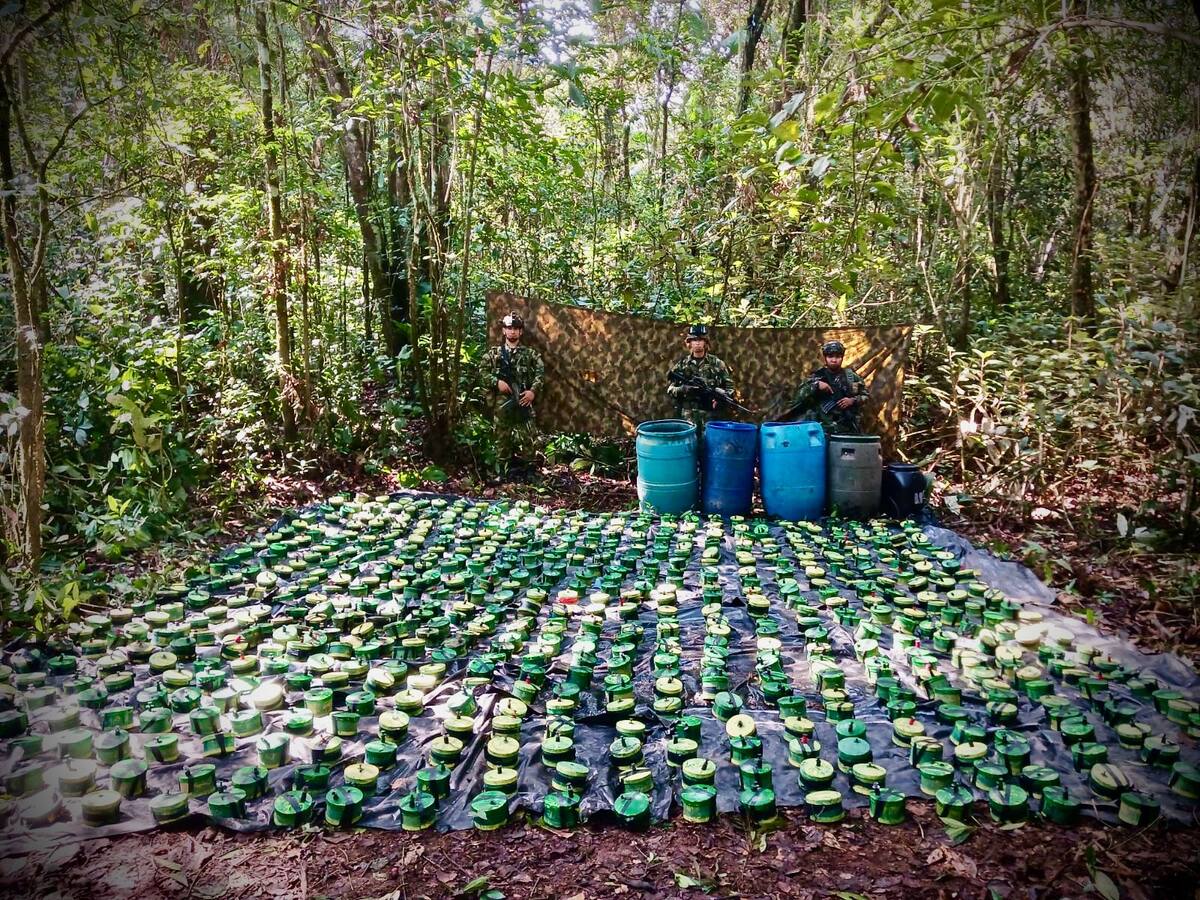 Fuerzas Militares destruyen un depósito con más de 2.500 artefactos explosivos en el Meta