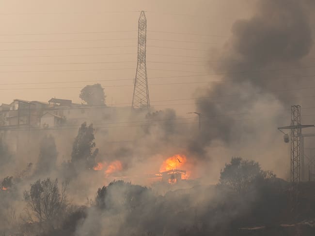 AME5042. VIÑA DEL MAR (CHILE), 03/02/2024.- Fotografía que muestra incendios forestales que afectan la zona de Canal Beagle, Viña del Mar, Región de Valparaiso (Chile). Los incendios en la región central de Valparaíso han causado por lo menos 19 muertos, según reportes oficiales. EFE/Adriana Thomasa