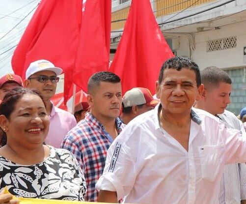 Gabriel Calle Demoya (de blanco), precandidato a la Alcaldía de Montelíbano.