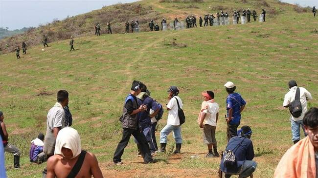 Este lunes voceros del Gobierno y la comunidad se reunirán con el propósito de buscar soluciones a la problemática y evitar nuevos choques con víctimas o heridos. Foto: Colprensa