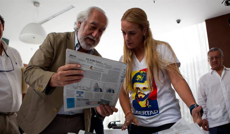 Lilian Tintori (d), esposa del líder opositor Leopoldo López, conversa con el senador español Josep Maldonado.