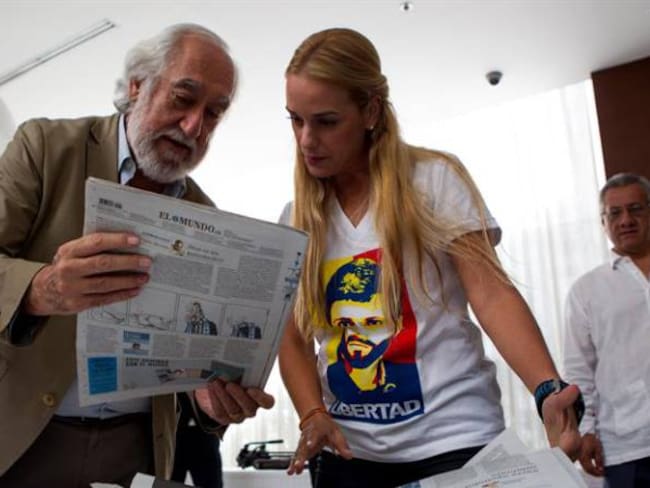 Lilian Tintori (d), esposa del líder opositor Leopoldo López, conversa con el senador español Josep Maldonado.