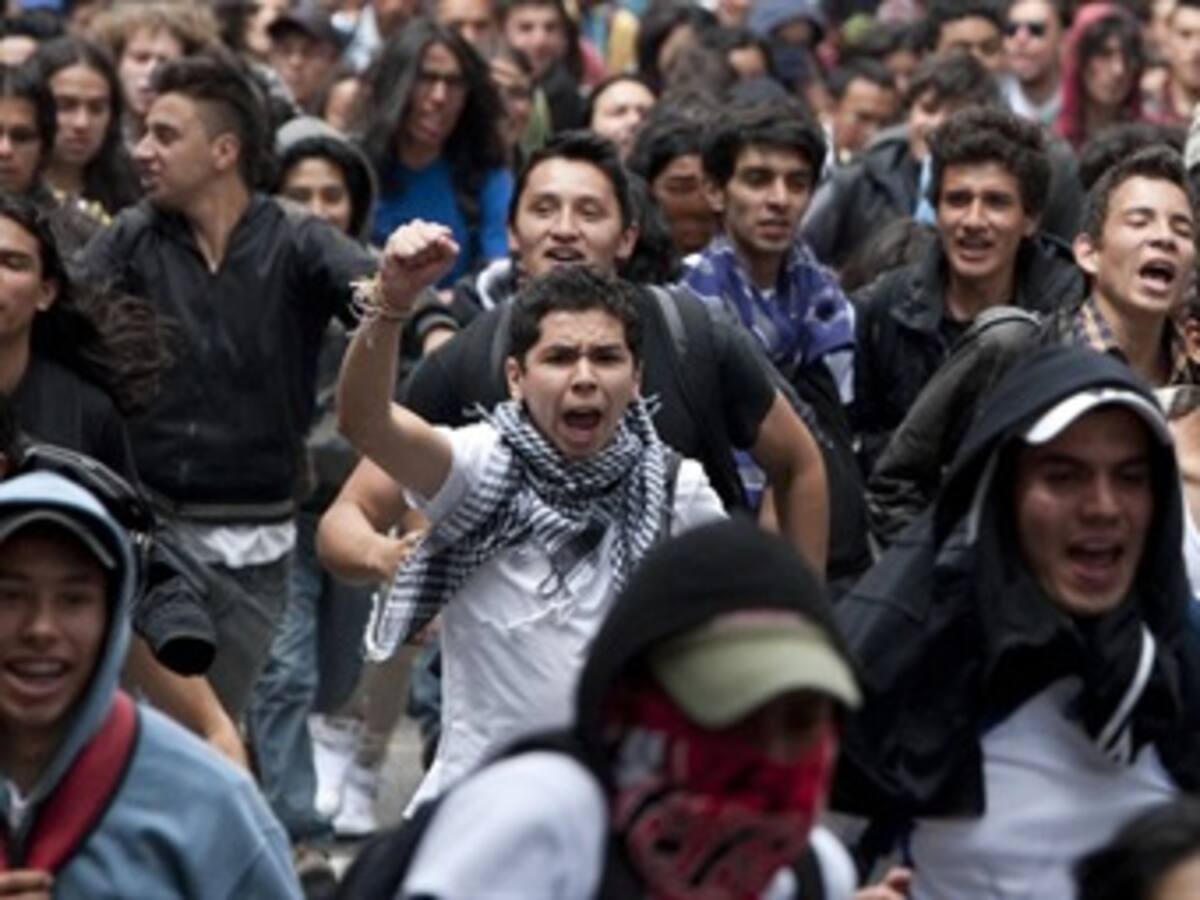 23 Policías heridos dejan enfrentamientos en manifestaciones