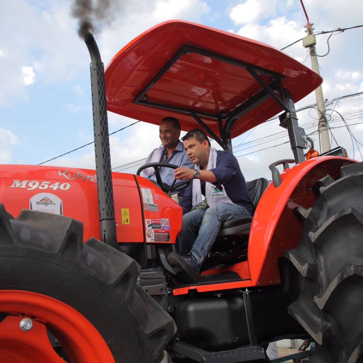 Gobernador entrega maquinaria e implementos agrícolas al municipio de San Francisco