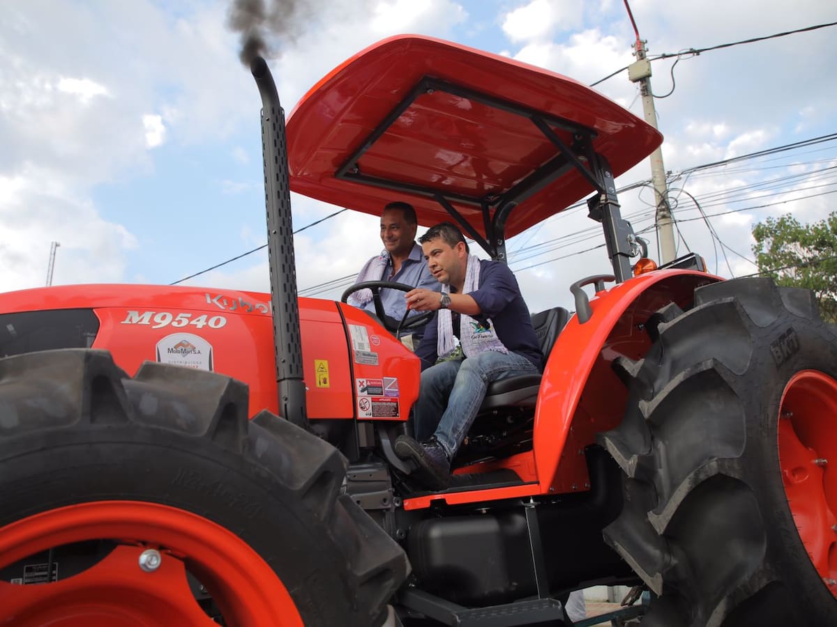 Gobernador entrega maquinaria e implementos agrícolas al municipio de San Francisco