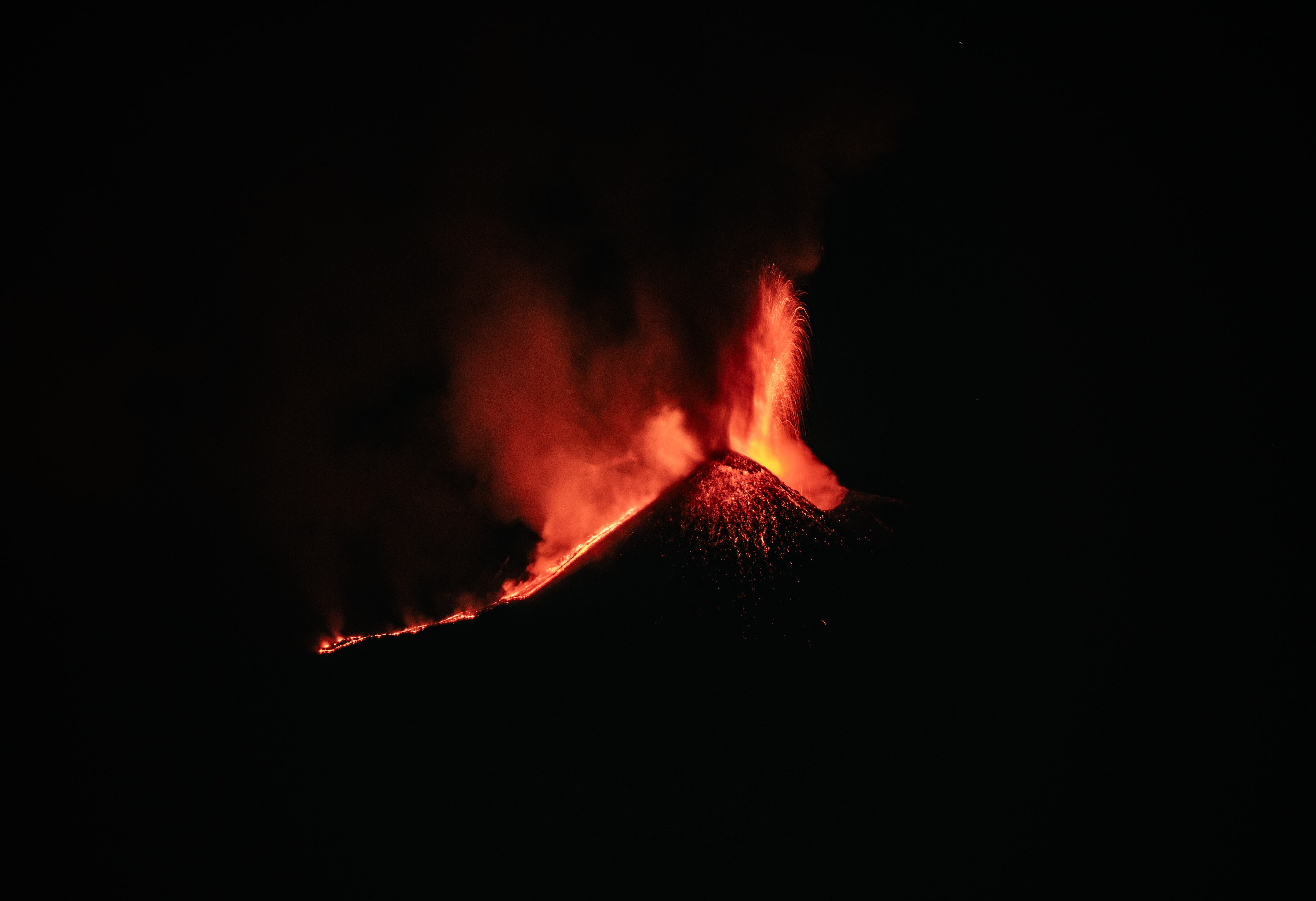 Erupción del volcán Etna en Sicilia (Italia) causa el cierre temporal del aeropuerto de Catania. 
(Foto:  Fabrizio Villa/Getty Images)