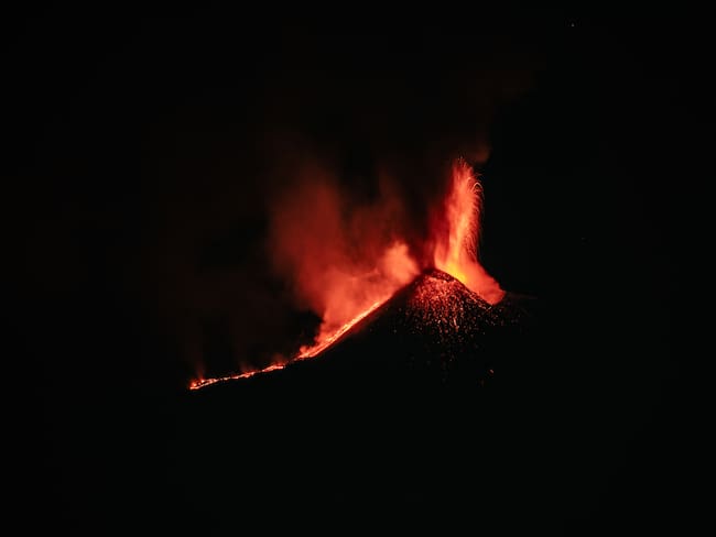 Erupción del volcán Etna en Sicilia (Italia) causa el cierre temporal del aeropuerto de Catania. 
(Foto:  Fabrizio Villa/Getty Images)
