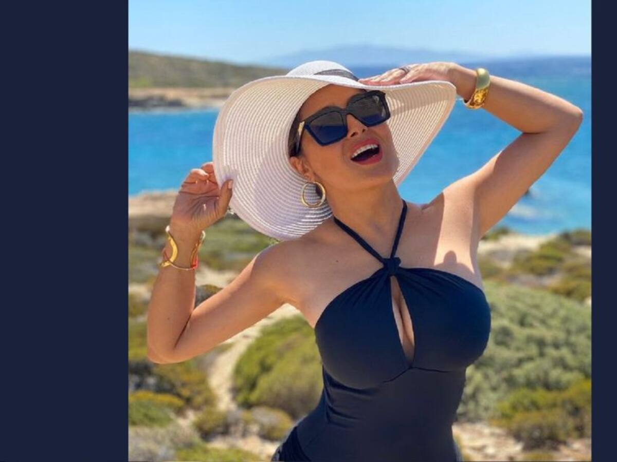 "Qué buena vista", le dicen Salma Hayek por esta foto en la piscina