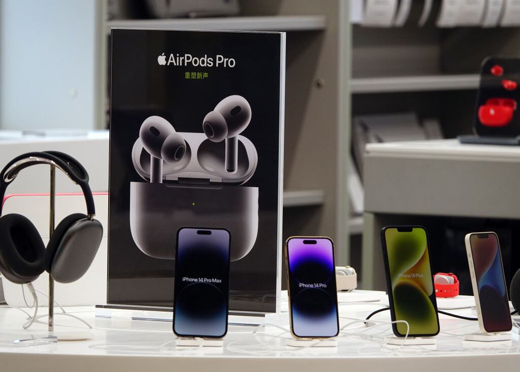 Una exhibición de iPhone14 y otros productos de Apple en Yichang, China / Getty Images