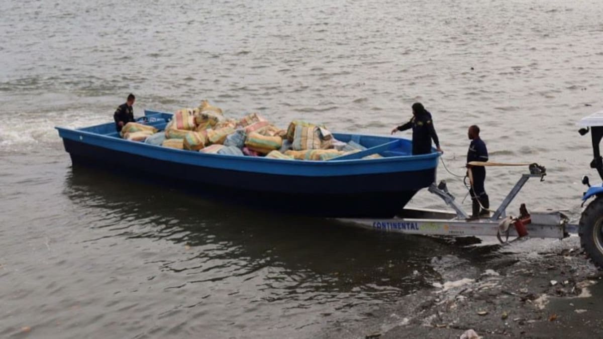 Interceptan lancha con 2.8 toneladas de marihuana en Buenaventura