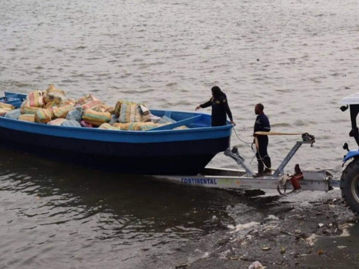 Interceptan lancha con 2.8 toneladas de marihuana en Buenaventura