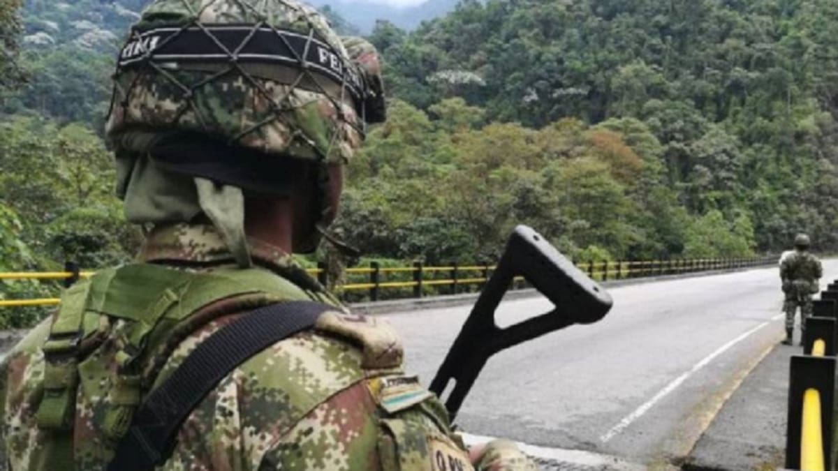Lanza artefactos explosivos contra base militar de San Calixto