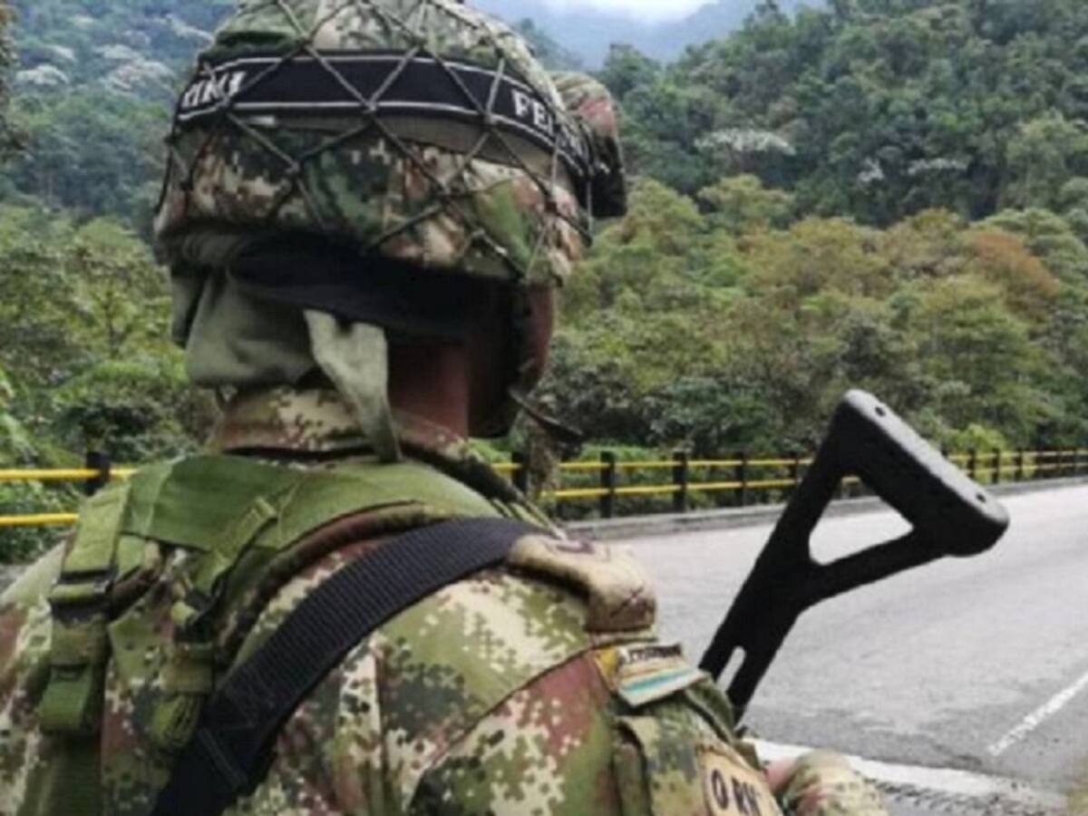 Lanza artefactos explosivos contra base militar de San Calixto