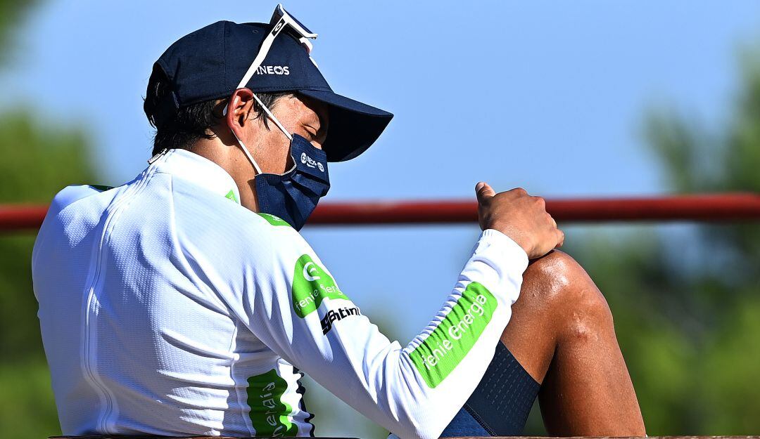 Egan Bernal luce la camiseta blanca como mejor corredor joven de La Vuelta a España.