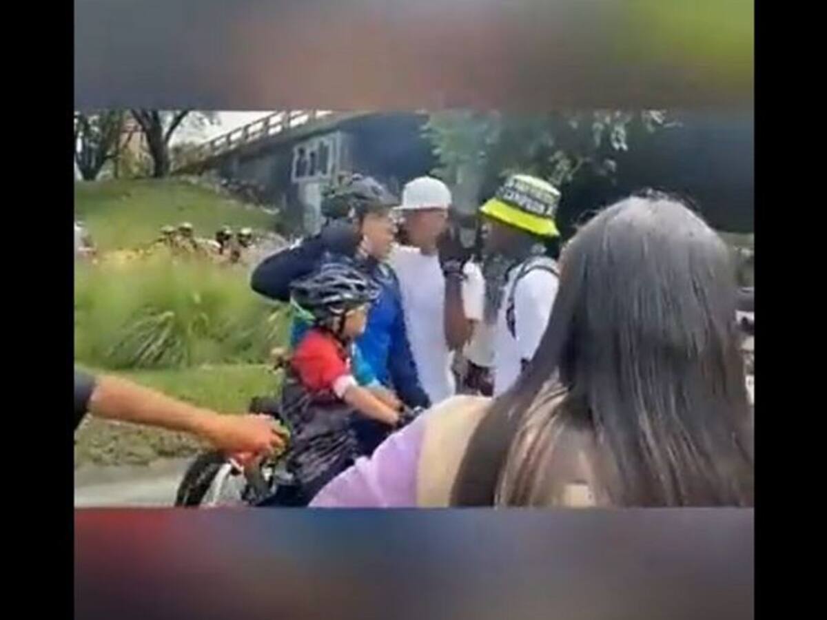 Varios jóvenes agredieron un hombre que paseaba con su hijo en la ciclovía