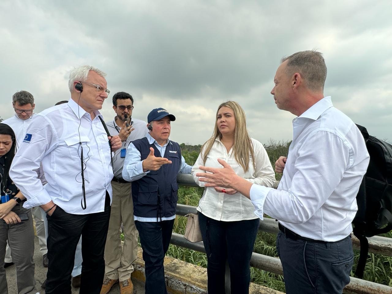 Comunidad internacional de visita en la frontera a través de la Unión Europea.