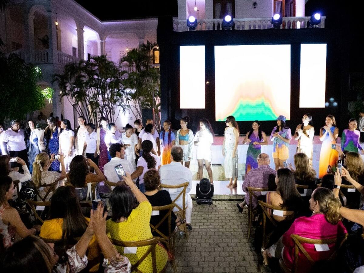 Costureras de Puerto Badel confeccionan su segunda colección con Macondia