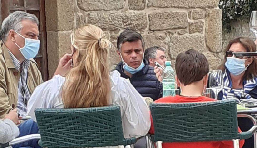 A pesar de que el líder opositor reside en Madrid, fue encontrado en Galicia en medio de los cierres fronterizos entre comunidades.