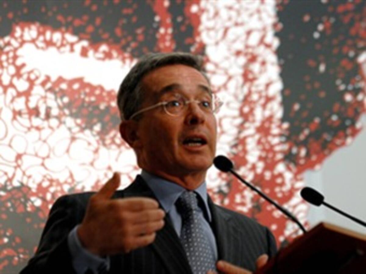 Uribe defendió su interés en prolongar sus políticas de gobierno, aunque cree inconveniente su reelección