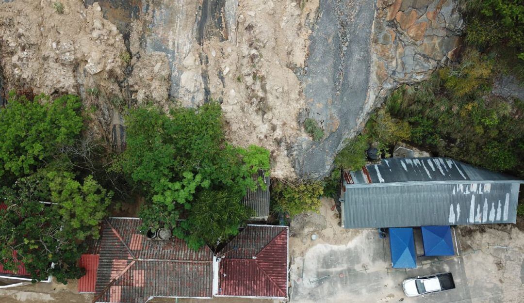En el lugar están en riesgo la estación de Policía y varios locales comerciales.