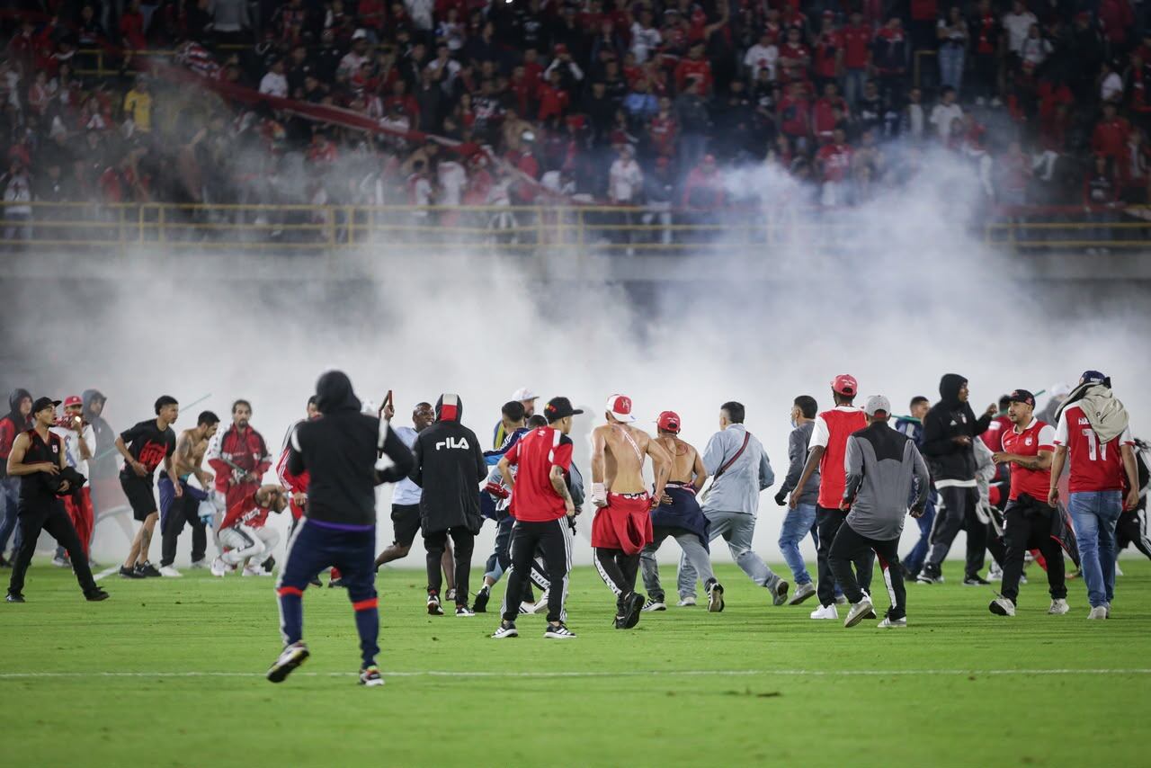 Enfrentamiento entre hinchas de Santa Fe y América en el estadio El Campín / Colprensa.
