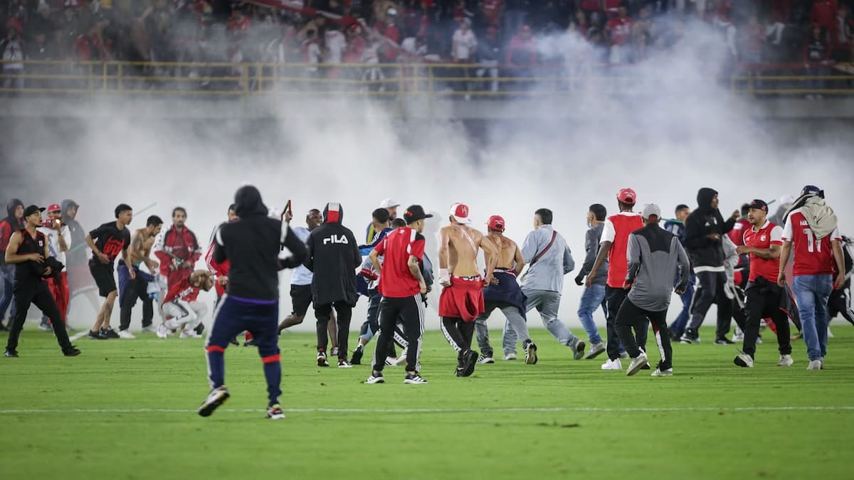 Se reanudó partido entre Santa Fe y América tras suspensión temporal por desmanes entre hinchadas