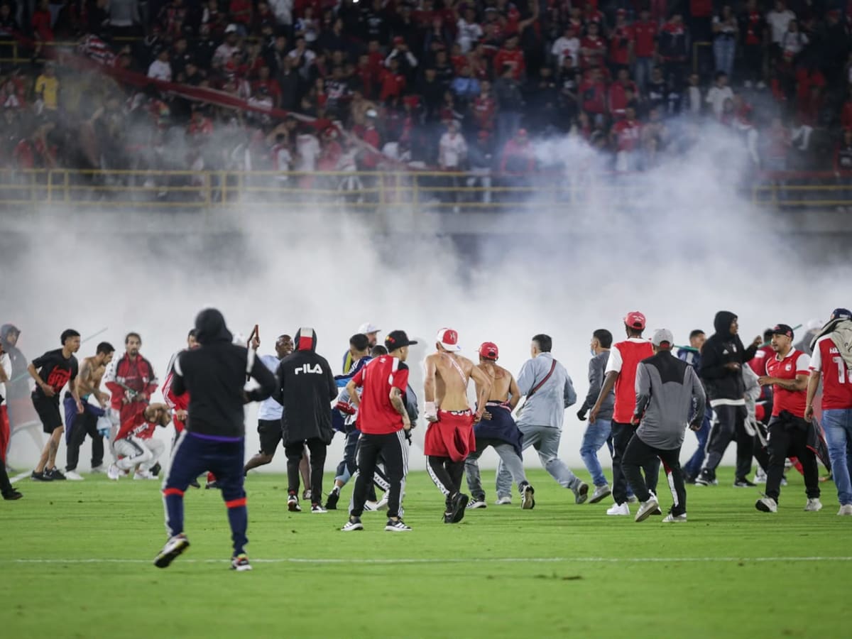 VIDEO: Se produjeron desmanes entre hinchas de Santa Fe y América de Cali en El Campín de Bogotá
