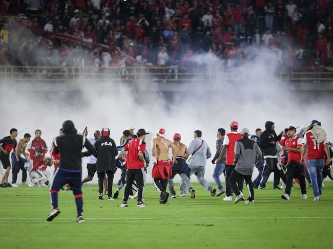 Enfrentamiento entre hinchas de Santa Fe y América en el estadio El Campín / Colprensa.