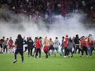 Enfrentamiento entre hinchas de Santa Fe y América en el estadio El Campín / Colprensa.