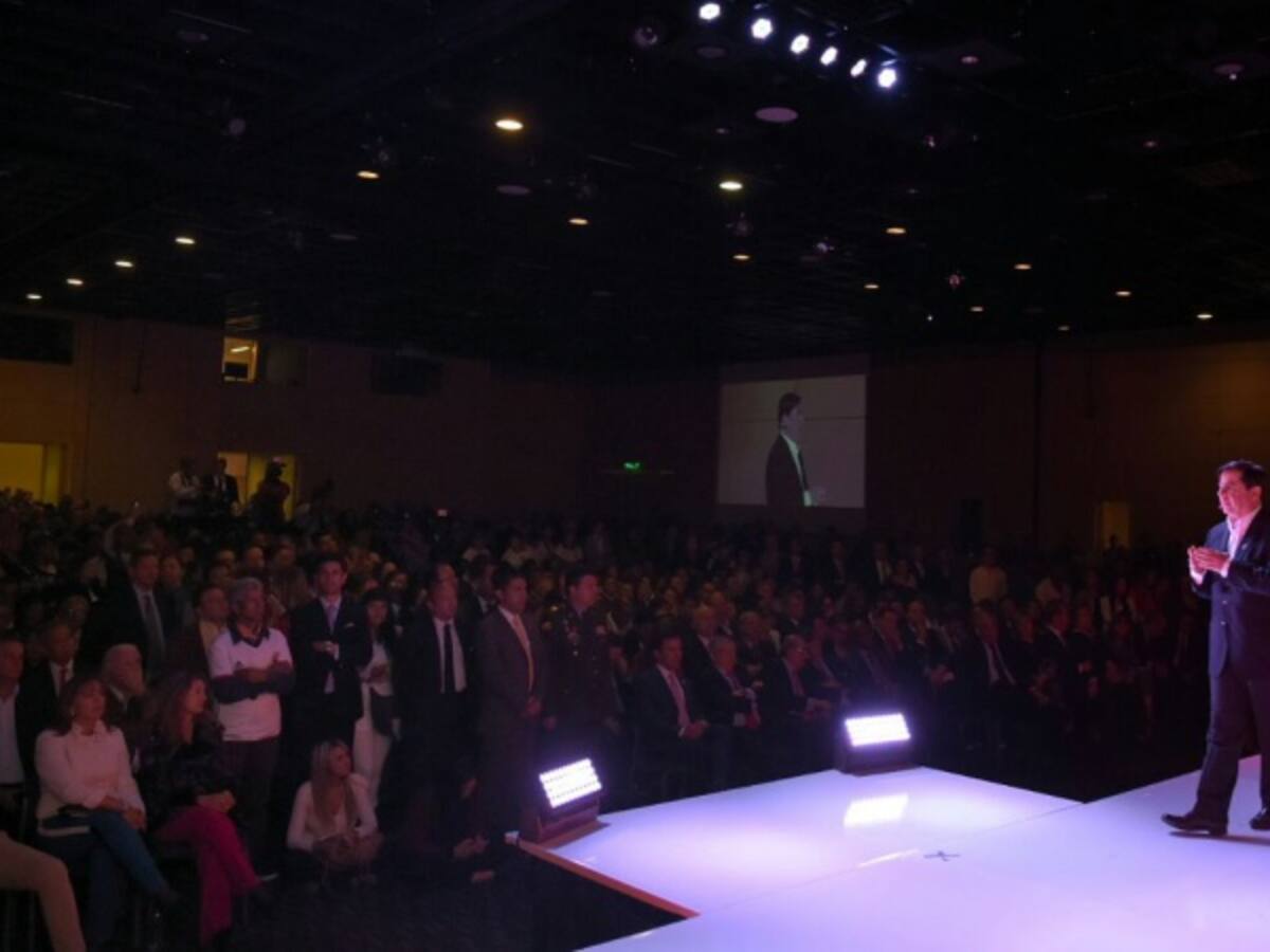 Gobierno, partidos y organizaciones sociales asistieron a multitudinario homenaje a Juan Fernando Cristo