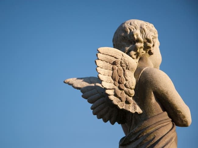 Estatua de un ángel en un cielo azul (Foto vía Getty Images)