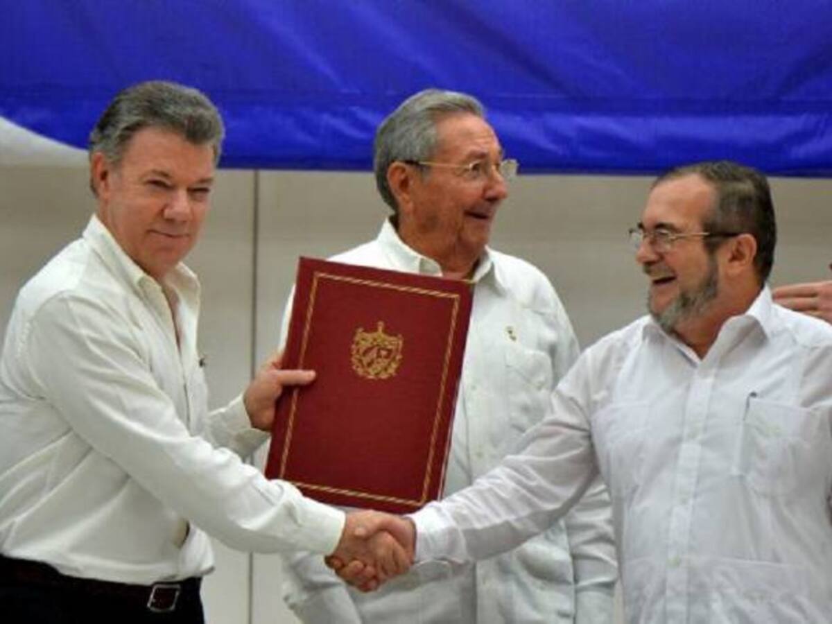 En Buenaventura firman pactos para implementar acuerdos de Paz