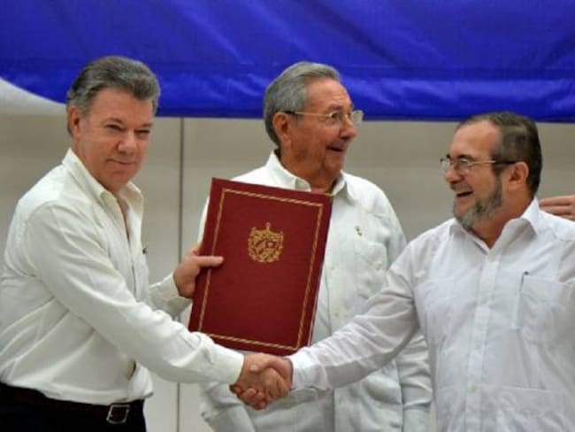 En Buenaventura firman pactos para implementar acuerdos de Paz