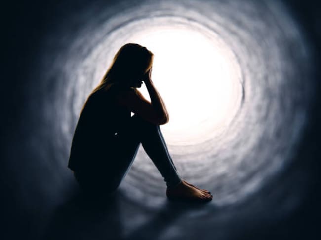 Según el Boletín de Salud Mental de 2025 del MinSalud, las edades entre 15 y 29 años son las más vulnerables a los intentos de suicidio. | Foto: Getty Images