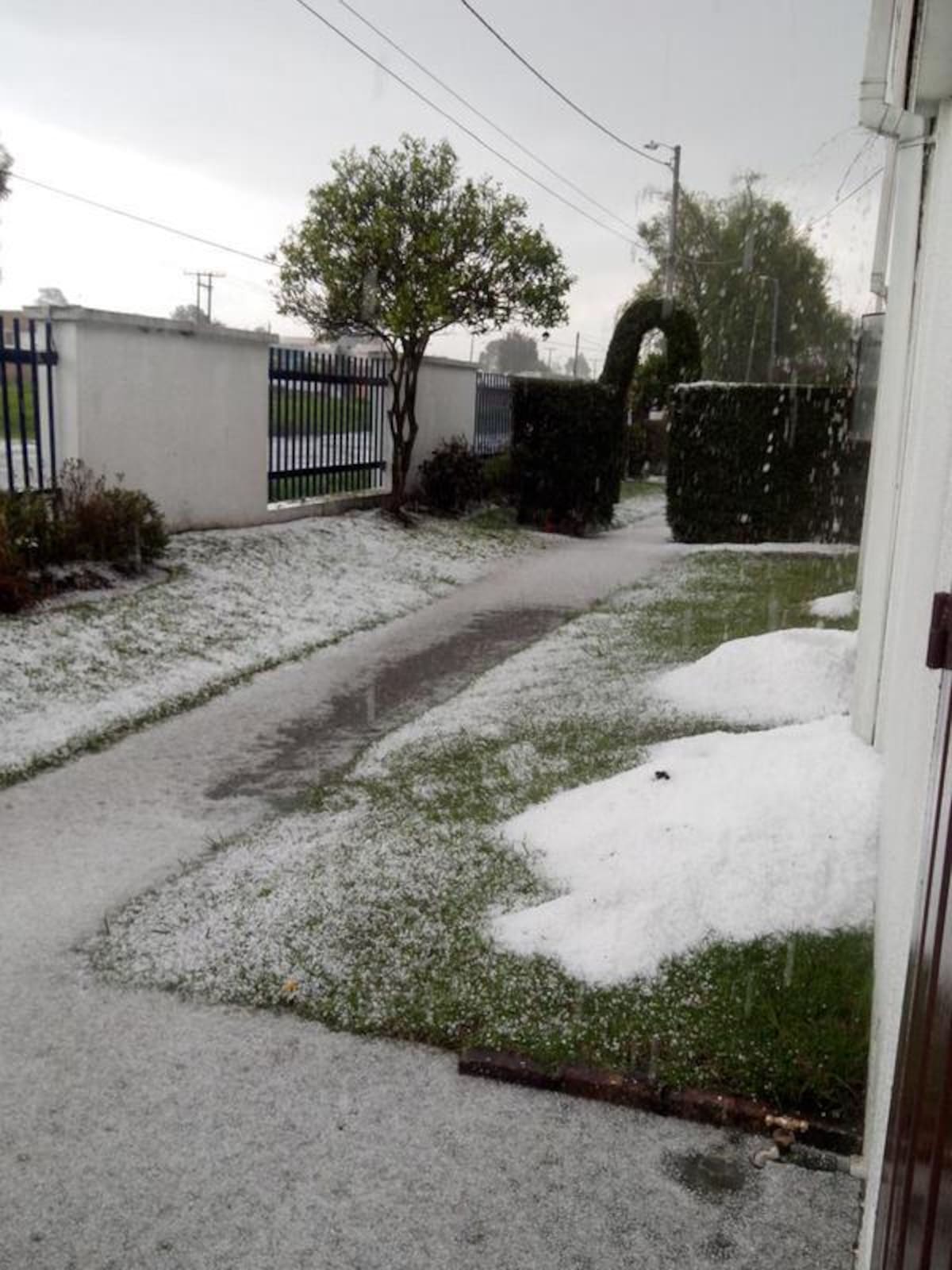 Las fuertes lluvias no han dado tregua en este fin de semana festivo, dejando varias emergencias ocasionadas por las granizadas e inundaciones.